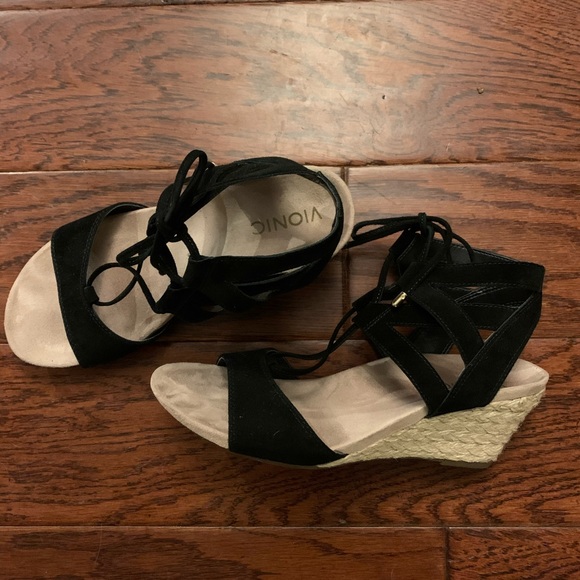 vionic black wedge